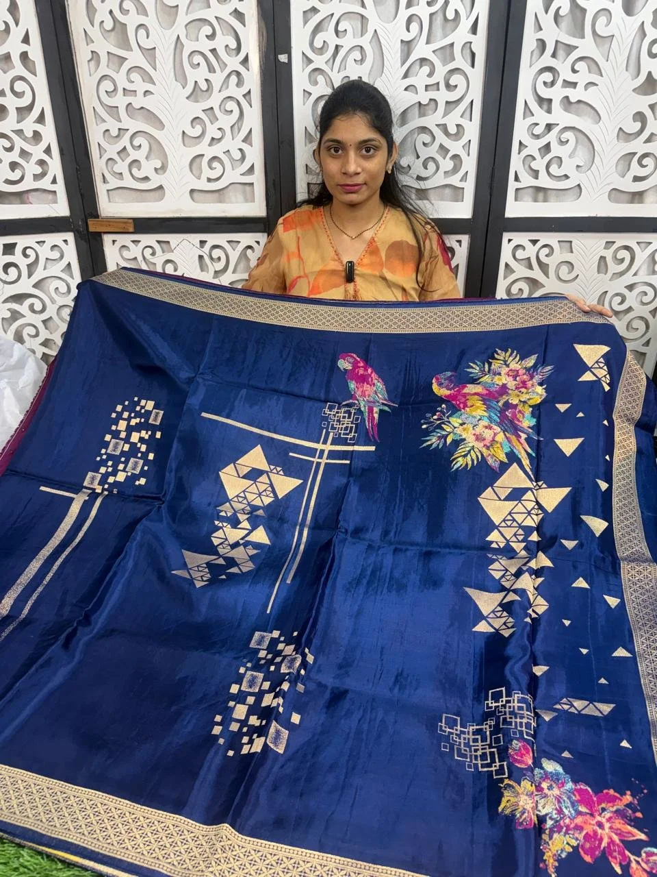 VYKUNTAPURAMNew arrivals…Pure Handloom collection rw mango pattu saree …Allover saree nice weaving Geometrical with parrot designNice boarder rich pallu contrast classy blouse~Offer price 2850+