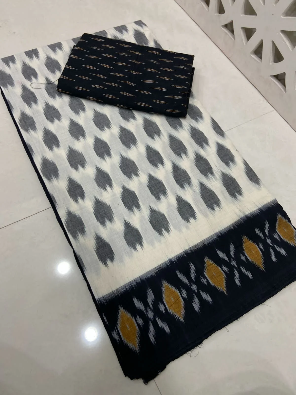 double ikkat cotton saree thumbnail 3