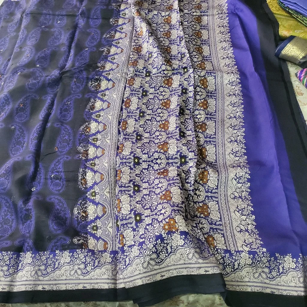 Dark Black Paisley Pure Silk Saree with Silver  Thread Border 4