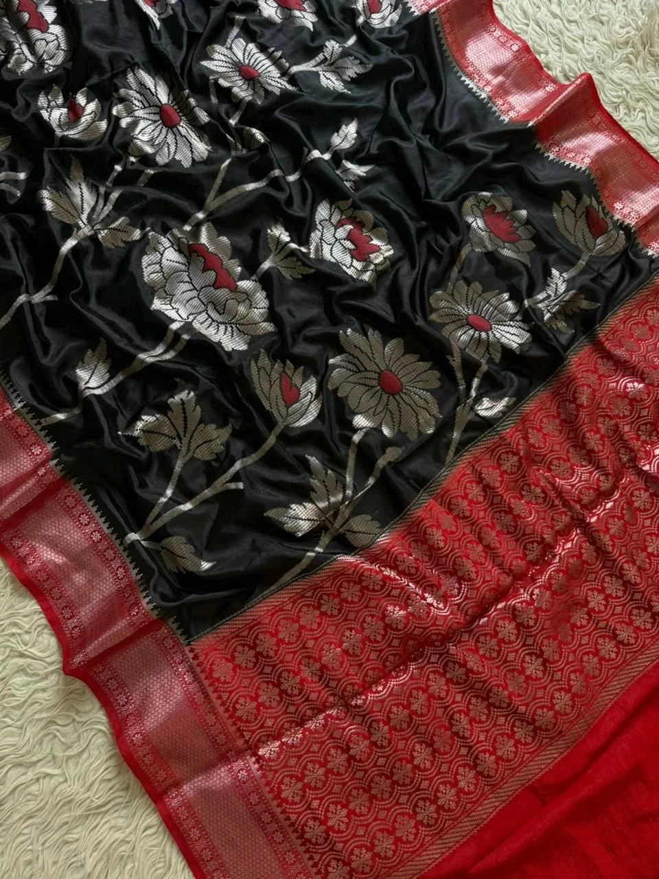 Chiniya Silk Banarasi Silk Saree with Zari Floral Weave 3