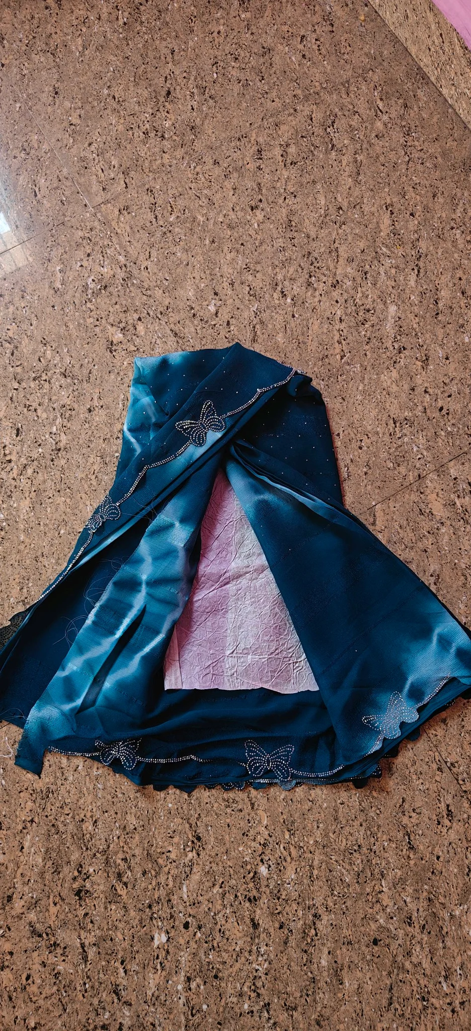 Butterfly Brand Teal Tie Dye Saree with Swarovski Stone Stone Work thumbnail 3