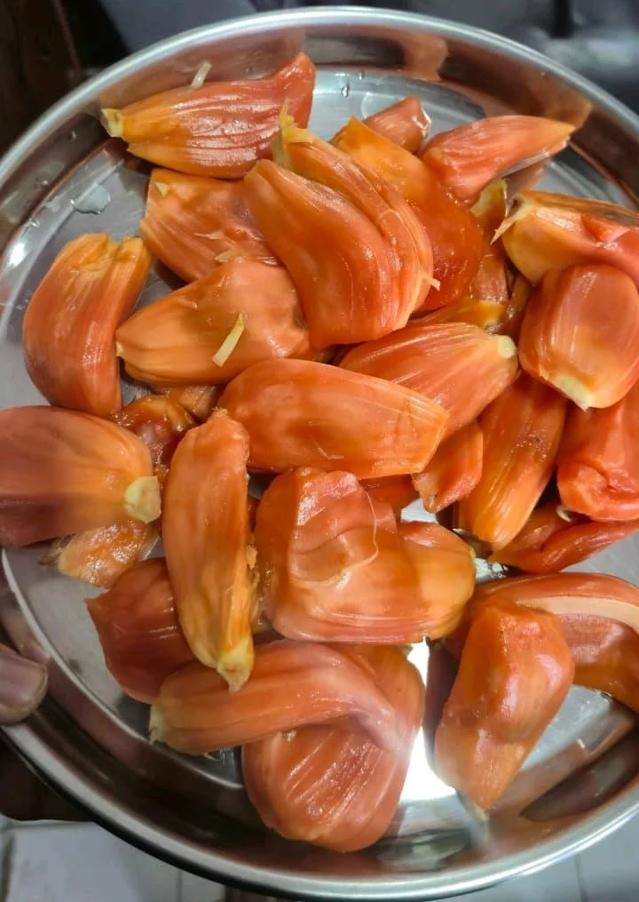 Fresh Peeled Orange Jackfruit Pods thumbnail 1