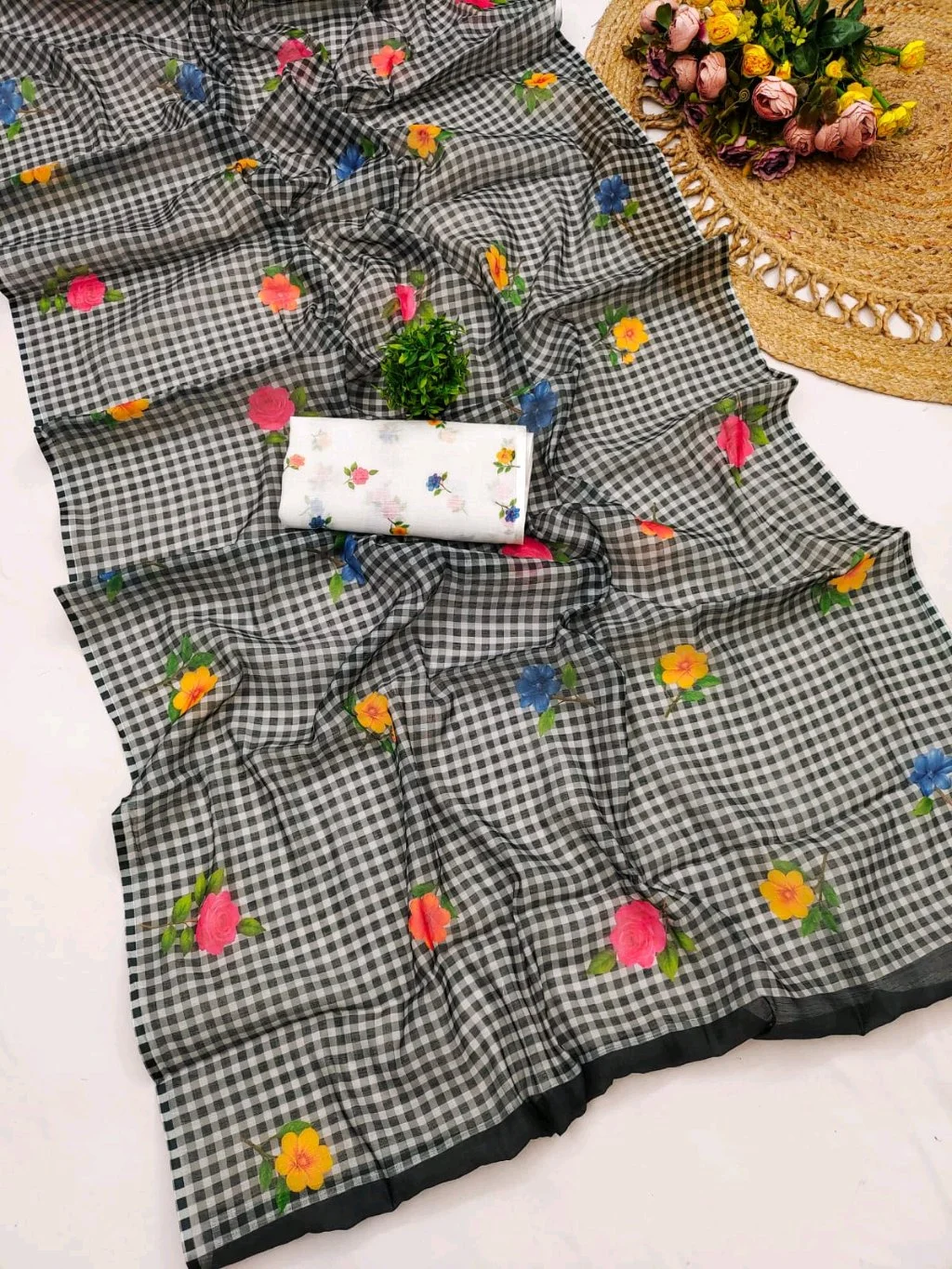 Soft Linen Cotton Checks Sarees 8