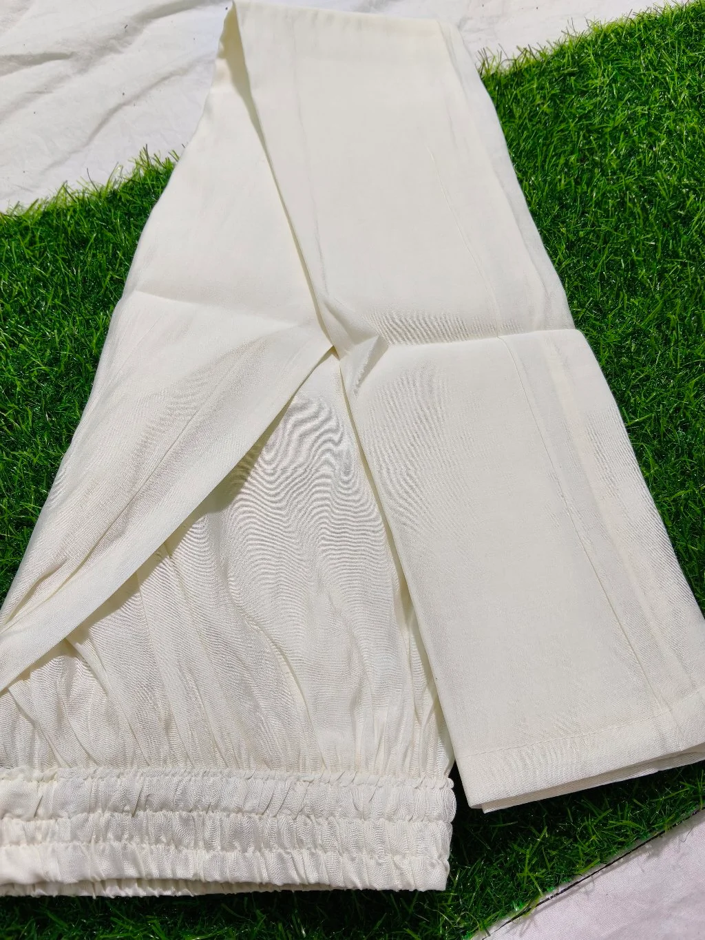 White Embroidered Kurta Set with Dupatta thumbnail 3