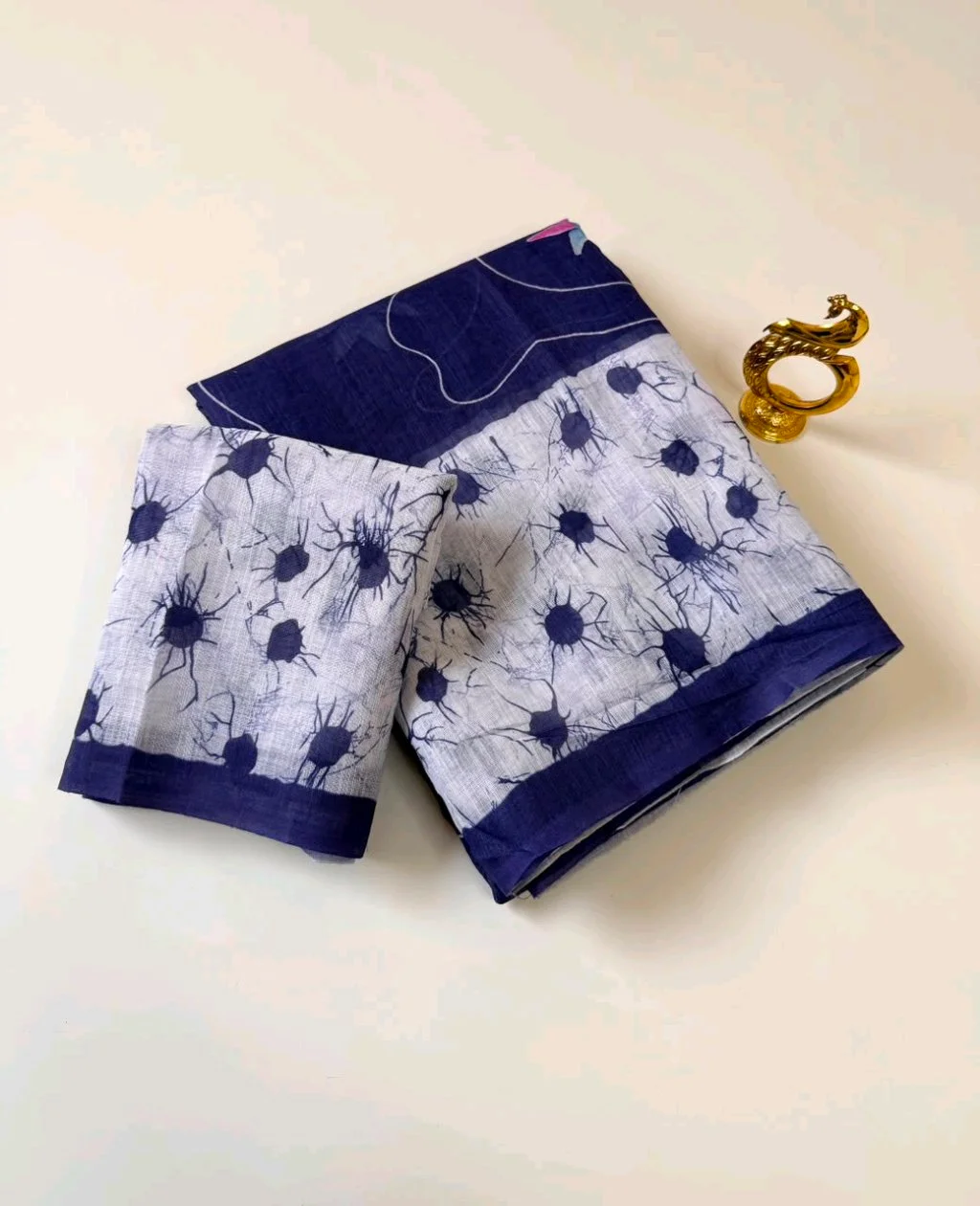 Mul Cotton Saree with Batik Print and Blouse Piece thumbnail 5