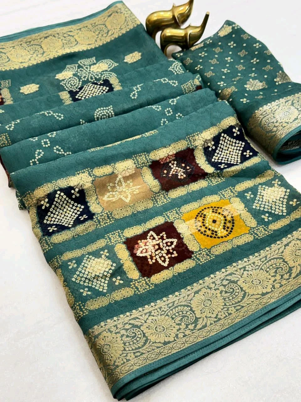 Bandhani Saree with Zari Border and Patchwork thumbnail 6