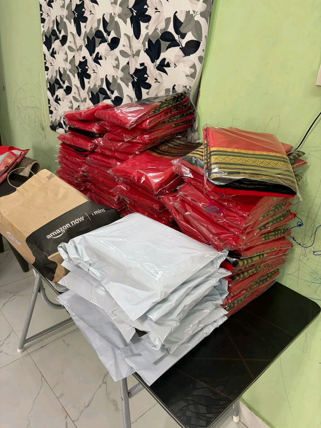 Semi Crepe Red Silk Saree with Black and Gold Zari Border thumbnail 3