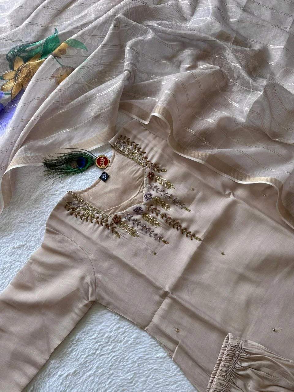 Embroidered Kurti Set with Floral Dupatta thumbnail 3