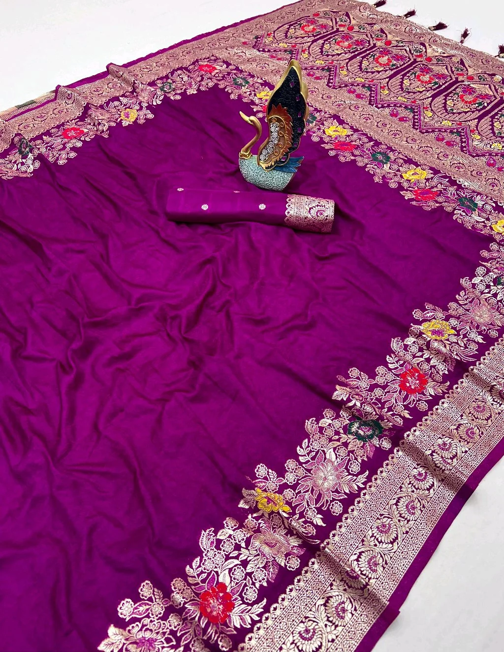 Sift Dola Silk Saree with Floral Zari Weaving thumbnail 3