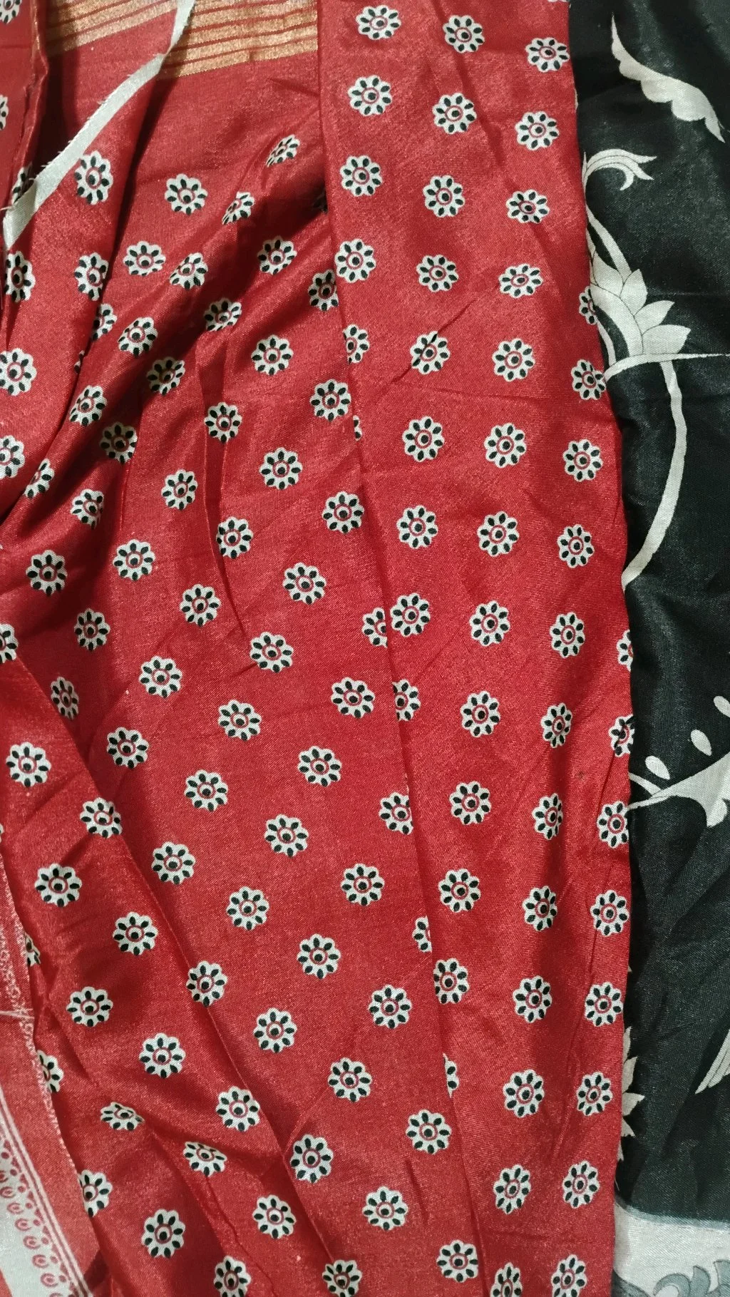 Maheshwari Silk Saree,Black Floral Print Silk Saree with Red Border thumbnail 4