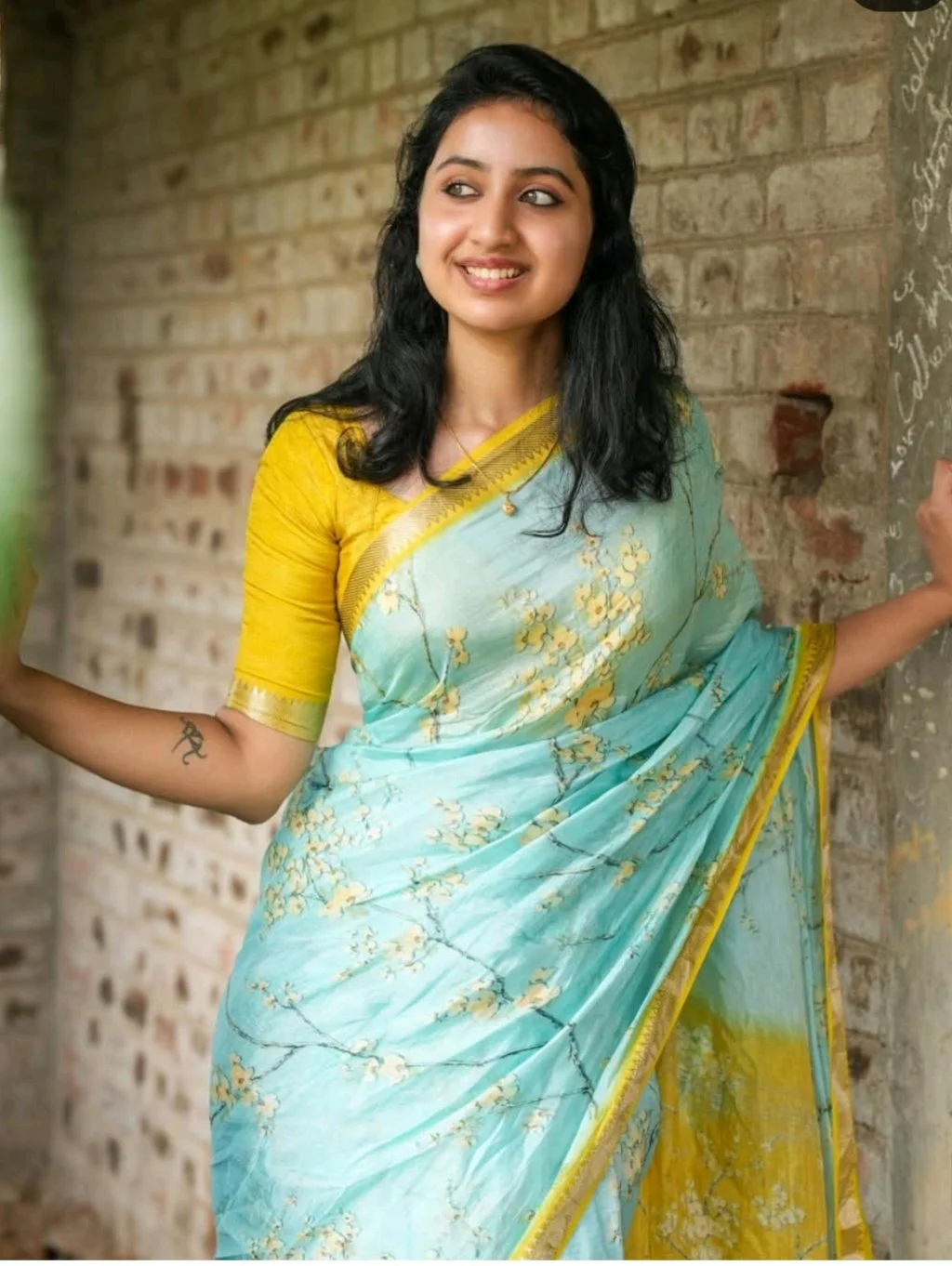 Soft Floral Linen Saree with Teal Blouse Piece thumbnail 10