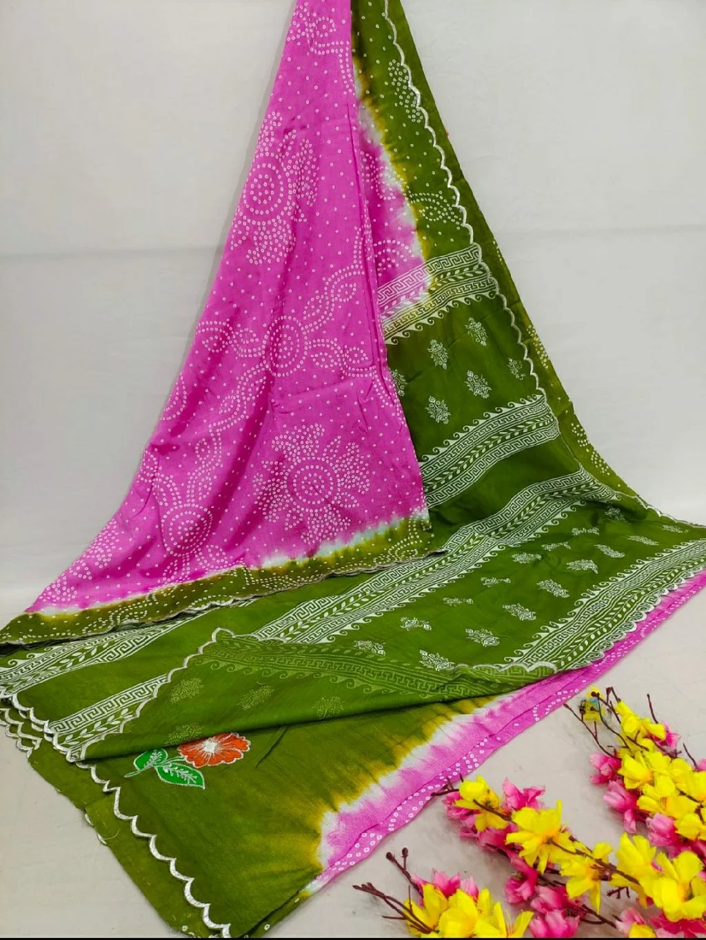 Mangalagiri Pattu Saree Bhandani Print, Scalup Border, Embroidery Flower On Blouse thumbnail 3