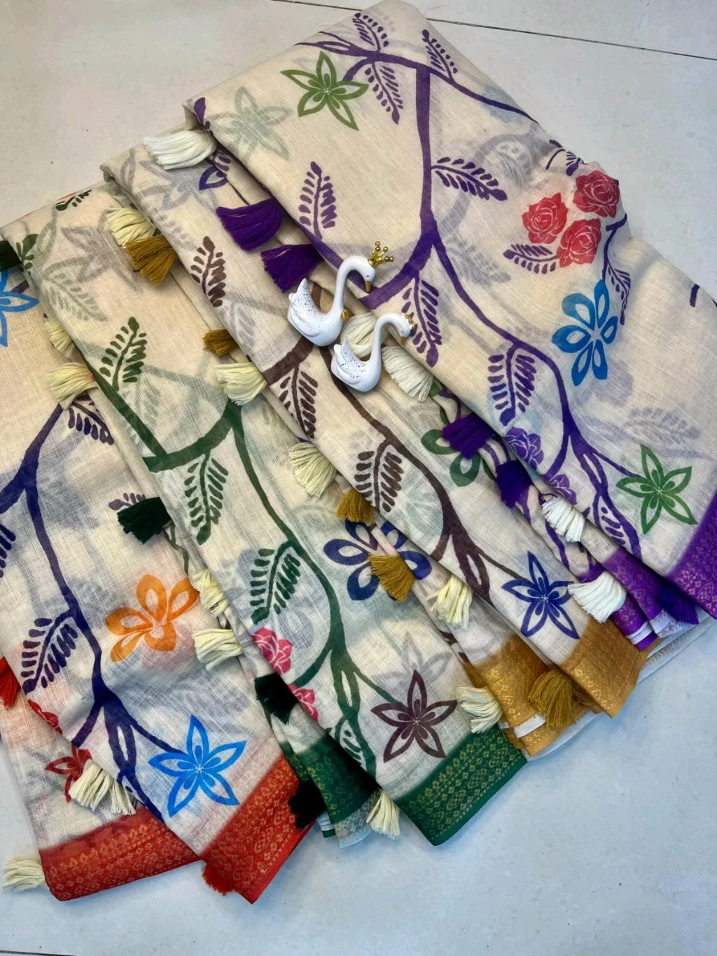 Floral Print Cotton Blend Saree with Tassels 3