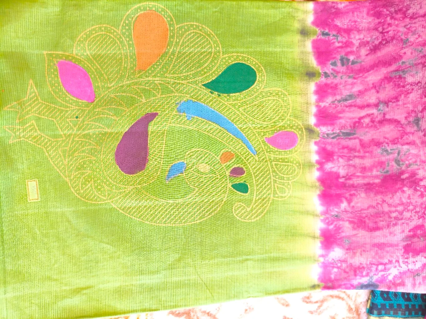 Green Peacock Design Cotton Saree with Tie-Dye Blouse Piece thumbnail 2